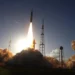 La misión Artemis II de la NASA despega rumbo a la órbita de la Luna en un histórico lanzamiento