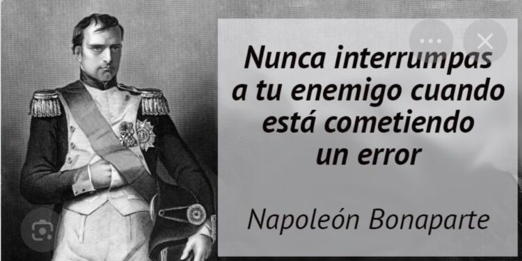 «Nunca interrumpas a tu enemigo cuando está cometiendo un error.»
