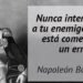«Nunca interrumpas a tu enemigo cuando está cometiendo un error.»