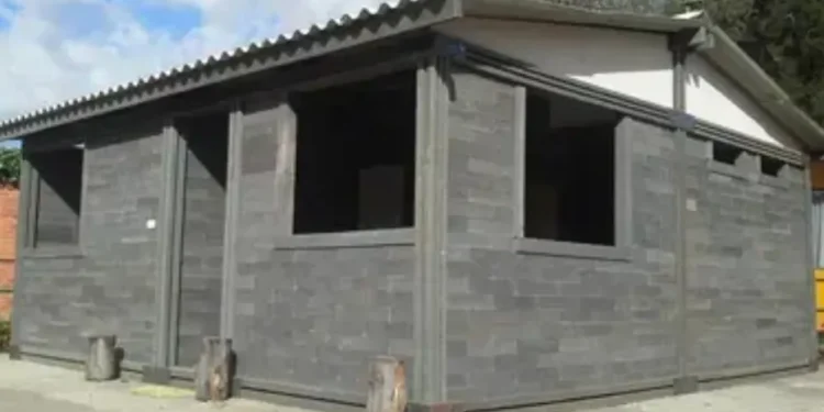 Casas hechas con plástico reciclado: la tendencia que promete revolucionar la construcción