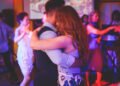 La bachata: ¿género de amargue o baile de cabaret?