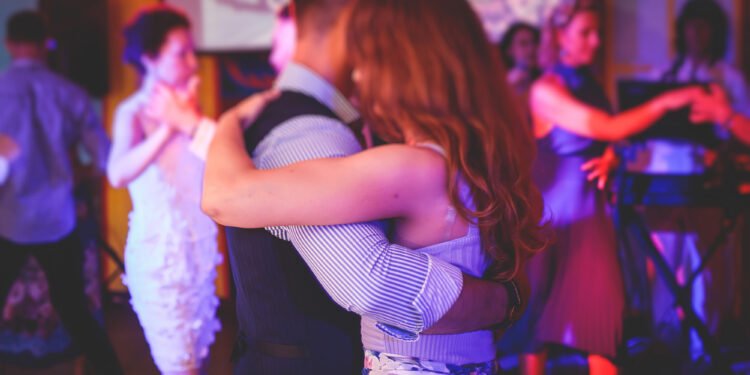 La bachata: ¿género de amargue o baile de cabaret?