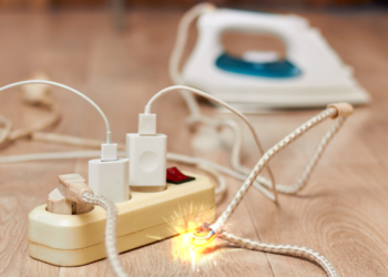 5 aparatos que jamás debes conectar a una extensión de corriente