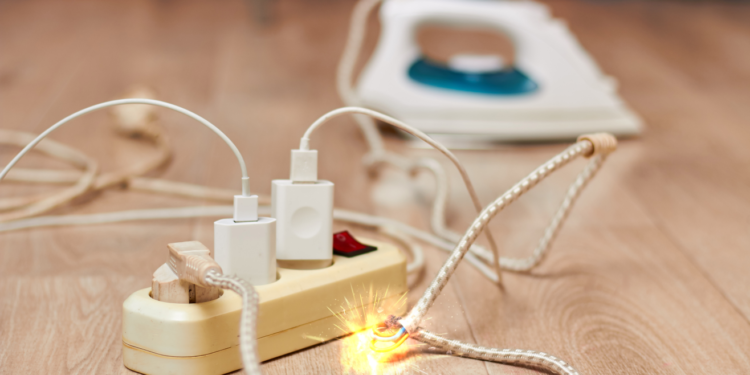 5 aparatos que jamás debes conectar a una extensión de corriente