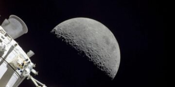 NASA publica la primera foto de la cara oculta de la Luna tomada por la misión Artemis II