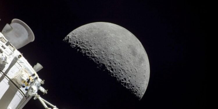 NASA publica la primera foto de la cara oculta de la Luna tomada por la misión Artemis II