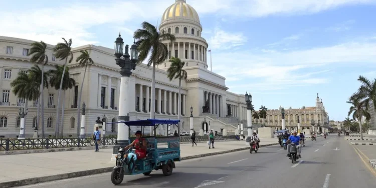 Los triciclos eléctricos en La Habana: la alternativa a la crisis energética en Cuba