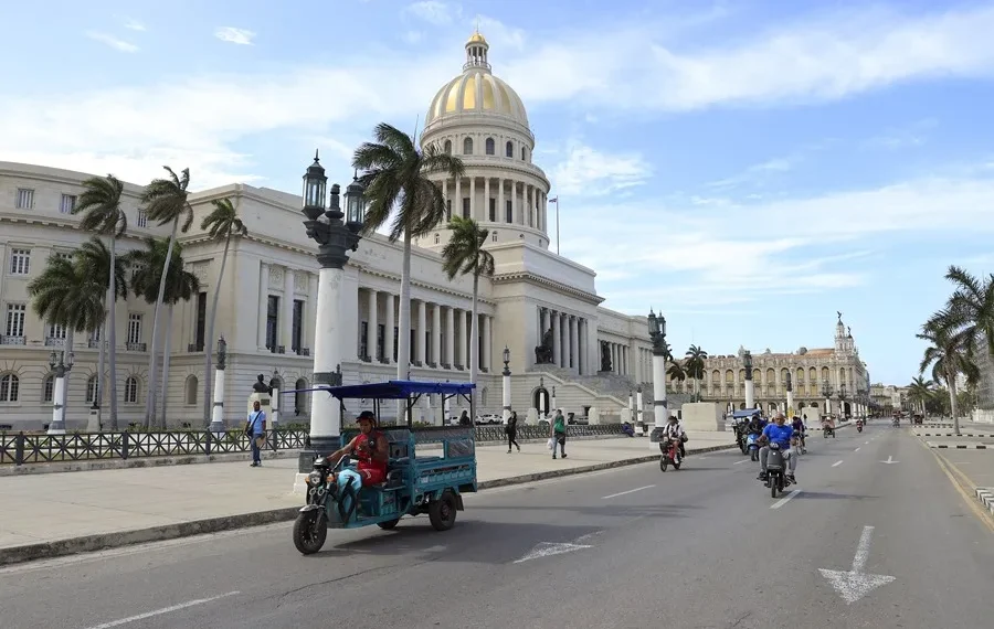 Los triciclos eléctricos en La Habana: la alternativa a la crisis energética en Cuba