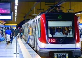 Hombros desgastados: la crisis de salud que enfrentan conductores del metro de Santo Domingo