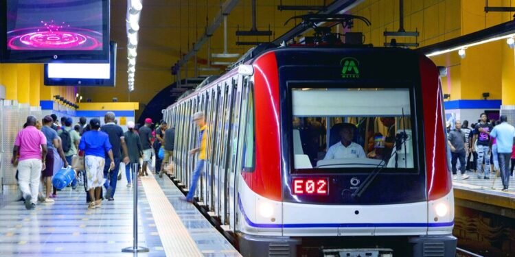 Hombros desgastados: la crisis de salud que enfrentan conductores del metro de Santo Domingo