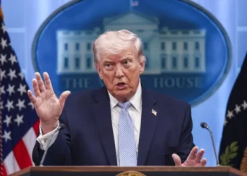 Trump dice que bloqueará el estrecho de Ormuz y acusa a Irán de mantener su plan nuclear