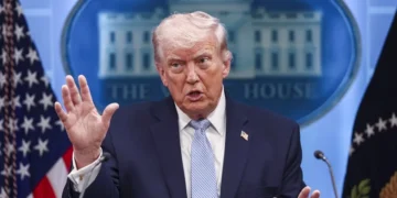 Trump dice que bloqueará el estrecho de Ormuz y acusa a Irán de mantener su plan nuclear