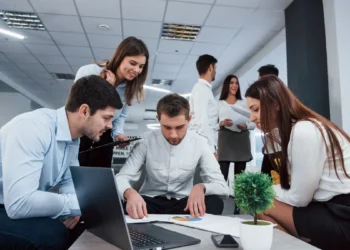 Generación Z en la oficina: qué buscan y por qué están cambiando las reglas