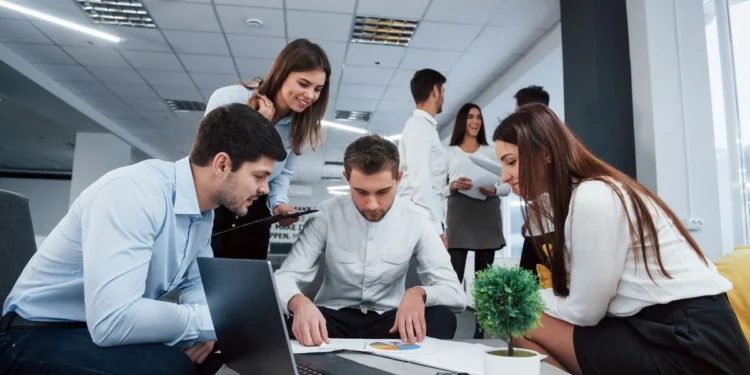 Generación Z en la oficina: qué buscan y por qué están cambiando las reglas