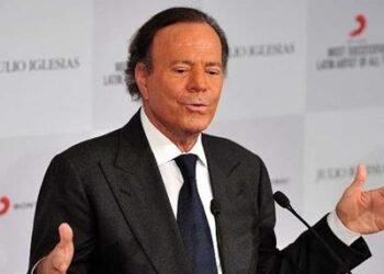 Julio Iglesias demandará a «elDiario.es» tras negarse a retractarse de reportaje en su contra