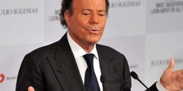 Julio Iglesias demandará a «elDiario.es» tras negarse a retractarse de reportaje en su contra