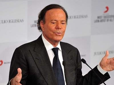 Julio Iglesias demandará a «elDiario.es» tras negarse a retractarse de reportaje en su contra