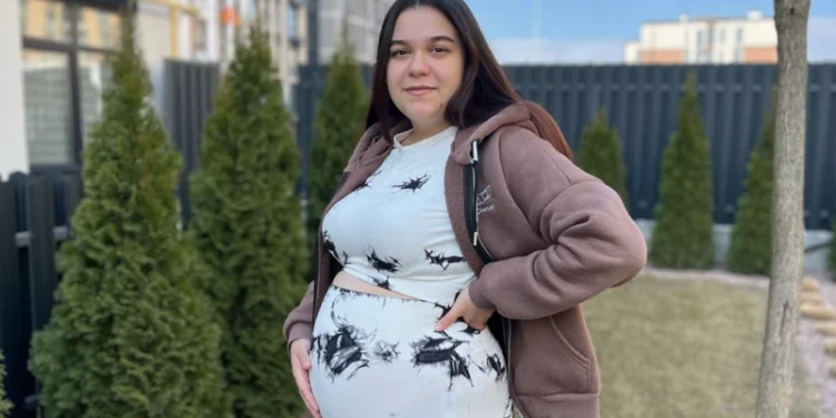 «Voy a tener tantos bebés como mi cuerpo aguante»: cómo la guerra empuja a las mujeres a convertirse en vientres de alquiler en Ucrania