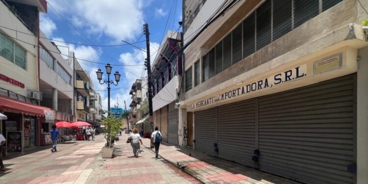 La calle El Conde en ruinas: El drama de los comercios cerrados