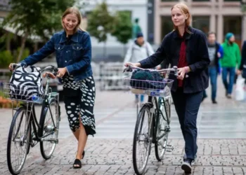 La paradoja de Noruega, el país que gana miles de millones con la subida del precio del petróleo pero cada vez lo usa menos