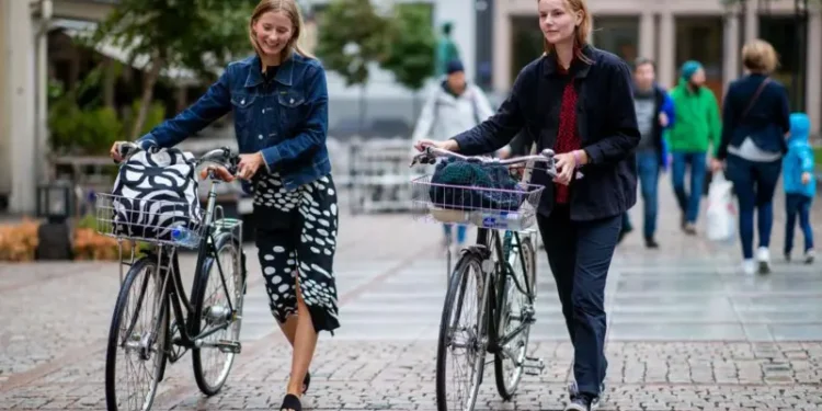 La paradoja de Noruega, el país que gana miles de millones con la subida del precio del petróleo pero cada vez lo usa menos