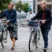 La paradoja de Noruega, el país que gana miles de millones con la subida del precio del petróleo pero cada vez lo usa menos