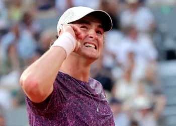 Fonseca, de 19 años, tumba a Djokovic al remontarle dos sets y hace historia