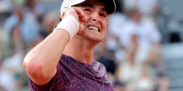 Fonseca, de 19 años, tumba a Djokovic al remontarle dos sets y hace historia