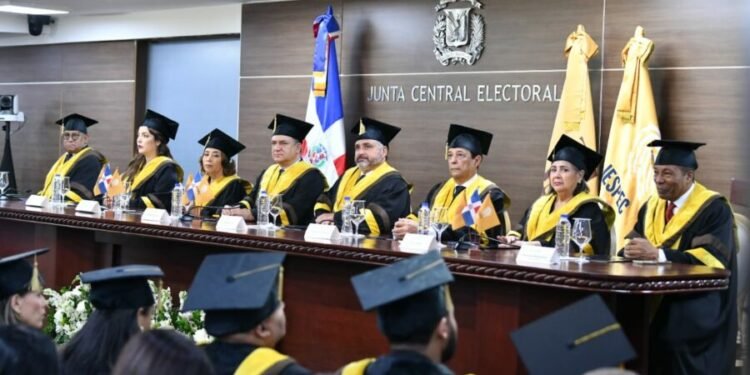 JCE gradúa primera cohorte de especialistas en Administración Política Electoral