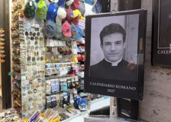 El ‘cura guapo’ del calendario más famoso de Roma: «Nunca he sido ni sacerdote ni modelo»