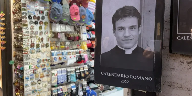 El ‘cura guapo’ del calendario más famoso de Roma: «Nunca he sido ni sacerdote ni modelo»