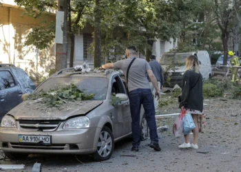 Los ucranianos se resisten a dejarse intimidar, tras el ataque aéreo ruso del domingo