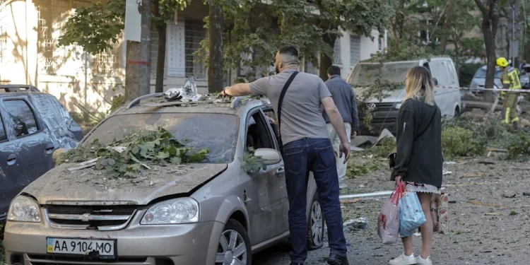 Los ucranianos se resisten a dejarse intimidar, tras el ataque aéreo ruso del domingo