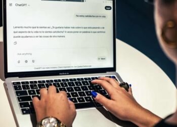 Psiquiatra alerta sobre personas que sustituyen terapia y decisiones por consejos de ChatGPT