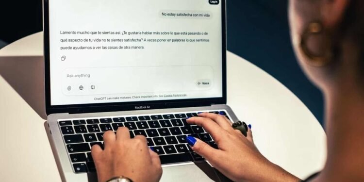 Psiquiatra alerta sobre personas que sustituyen terapia y decisiones por consejos de ChatGPT