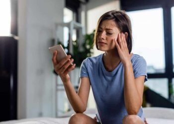 «Doomscrolling»: cómo el consumo constante de noticias negativas afecta la salud mental