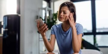 «Doomscrolling»: cómo el consumo constante de noticias negativas afecta la salud mental