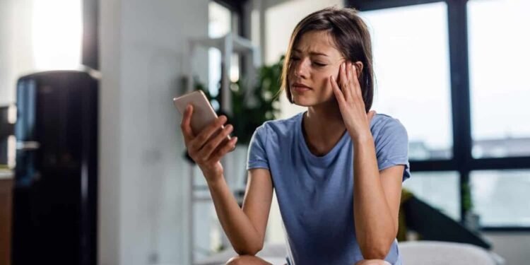 «Doomscrolling»: cómo el consumo constante de noticias negativas afecta la salud mental