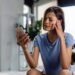 «Doomscrolling»: cómo el consumo constante de noticias negativas afecta la salud mental