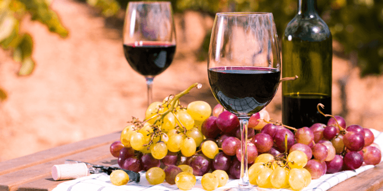 El consumo mundial de vino continuó cayendo en 2025 y bajó un 2,7%