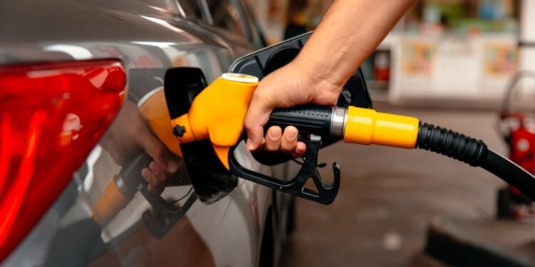 Gobierno aumenta los precios de los combustibles y mantiene congelado el GLP