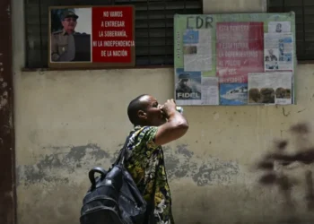 Cuba aprueba un paquete de reformas de libre mercado en un giro económico sin precedentes