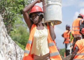 Mano de obra haitiana domina el sector construcción en la República Dominicana