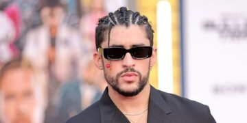 Bad Bunny sale coronado de su residencia histórica en Madrid como rey de la música latina