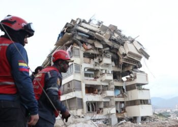 Familias buscan desesperadamente a desaparecidos tras devastadores terremotos en Venezuela