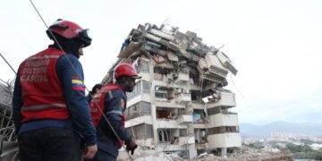 Familias buscan desesperadamente a desaparecidos tras devastadores terremotos en Venezuela