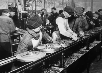 Por qué Henry Ford creó la semana laboral de 5 días hace 100 años y cómo la medida impactó al mundo