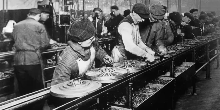 Por qué Henry Ford creó la semana laboral de 5 días hace 100 años y cómo la medida impactó al mundo