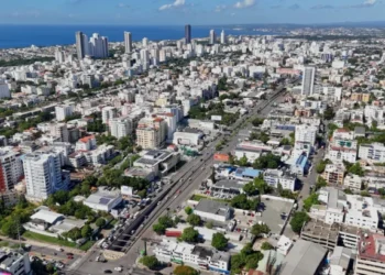 Crecer hacia arriba, inundarse abajo: la paradoja urbana del Gran Santo Domingo