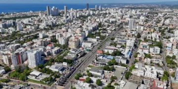 Crecer hacia arriba, inundarse abajo: la paradoja urbana del Gran Santo Domingo